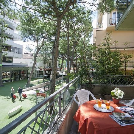 Hotel Colombo Ричоне Екстериор снимка