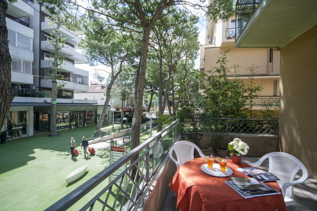Hotel Colombo Ричоне Екстериор снимка